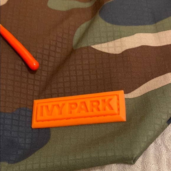 IVY PARK ADDIDAS Camouflage Crossbody Bag with Orange Accents . Unisex model - Picture 2 of 9